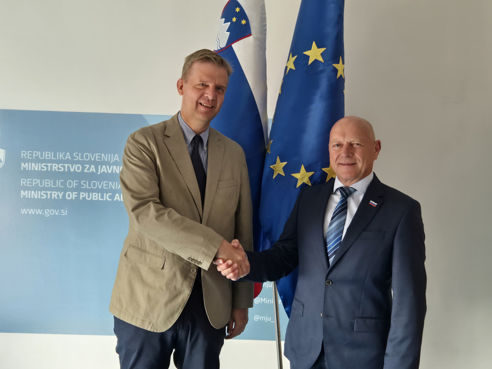 minister and ambassador shaking hands