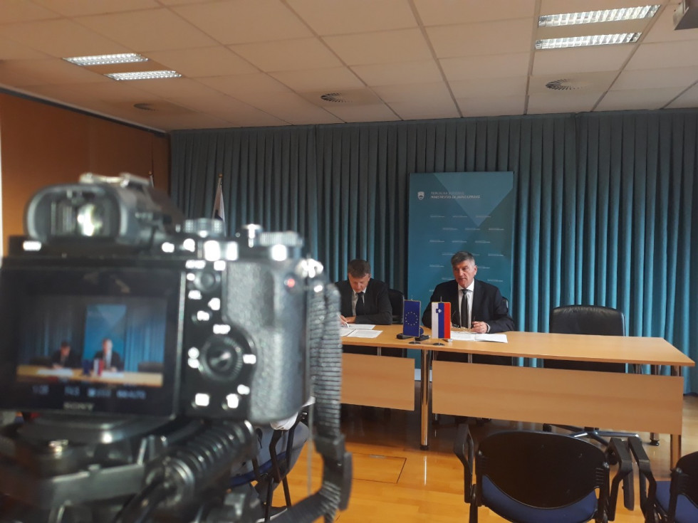 Minister Rudi Medved at the press conference