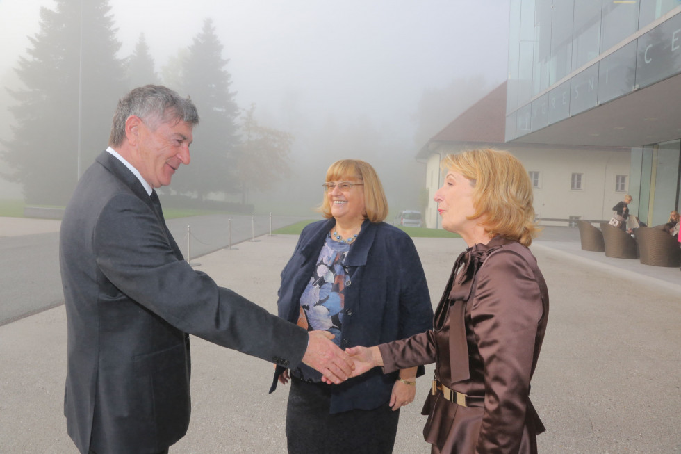 rokovanje minister Rudi Medved, predsednica TZS Mariča Lah, dekanja EF Metka Tekavčič