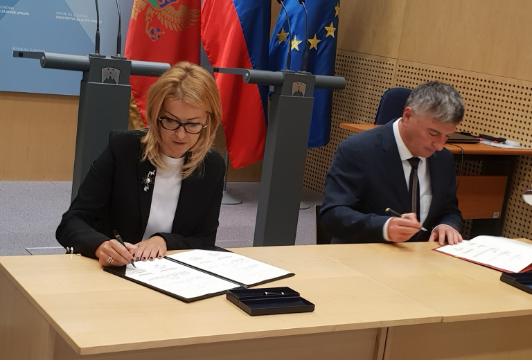 Minister Rudi Medved and Montenegrin Minister Suzana Pribilović sign a cooperation memorandum