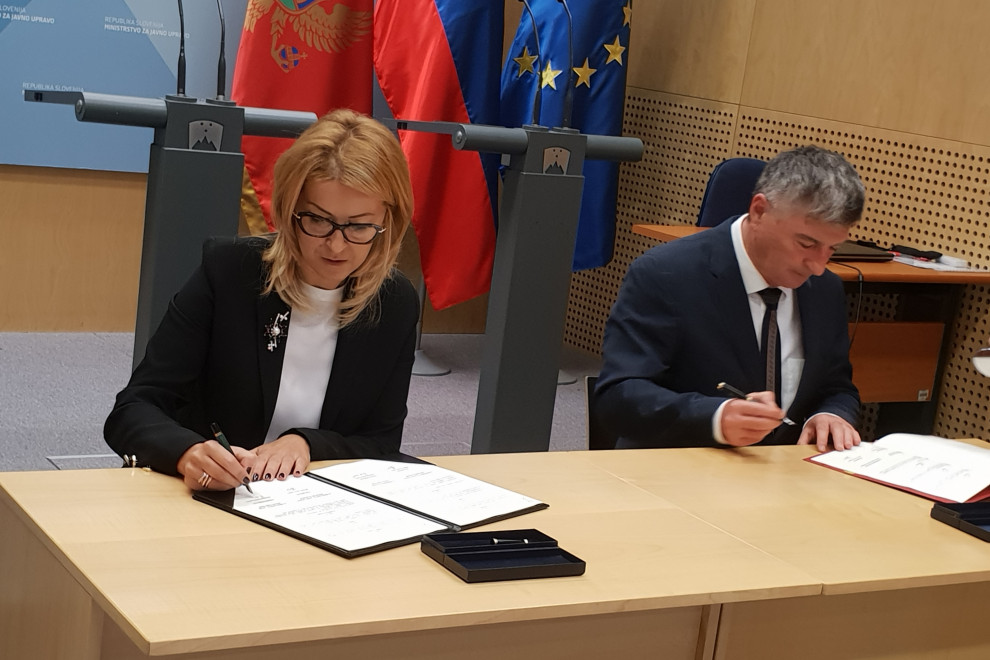Minister Rudi Medved and Montenegrin Minister Suzana Pribilović sign a cooperation memorandum