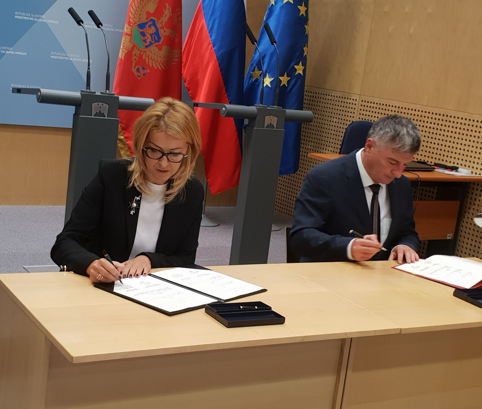 Minister Rudi Medved and Montenegrin Minister Suzana Pribilović sign a cooperation memorandum