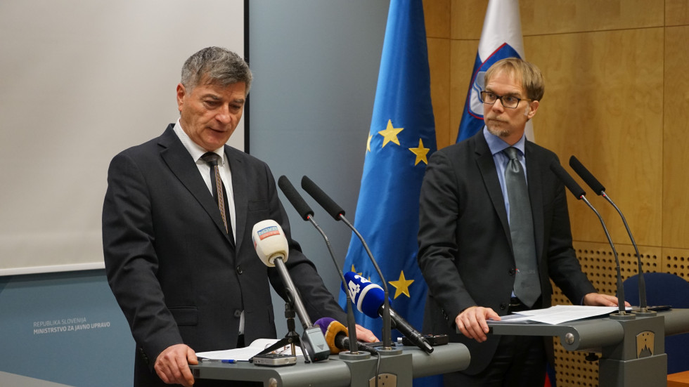 novinarska konferenca minister Rudi Medved in gen.dir. Direktorata za javno naročanje Sašo Matas