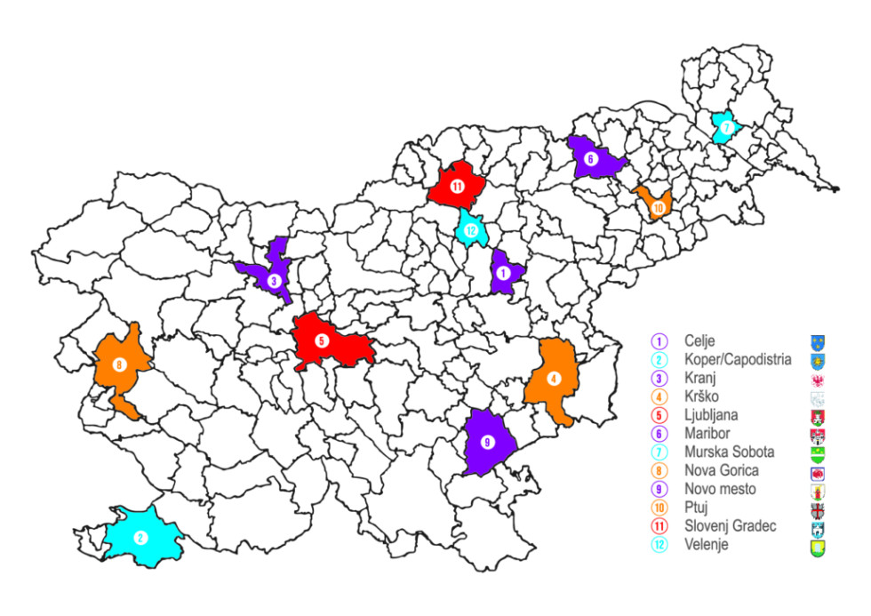 Zemljevid Slovenije z občinami. Med njimi so obarvane mestne občine.