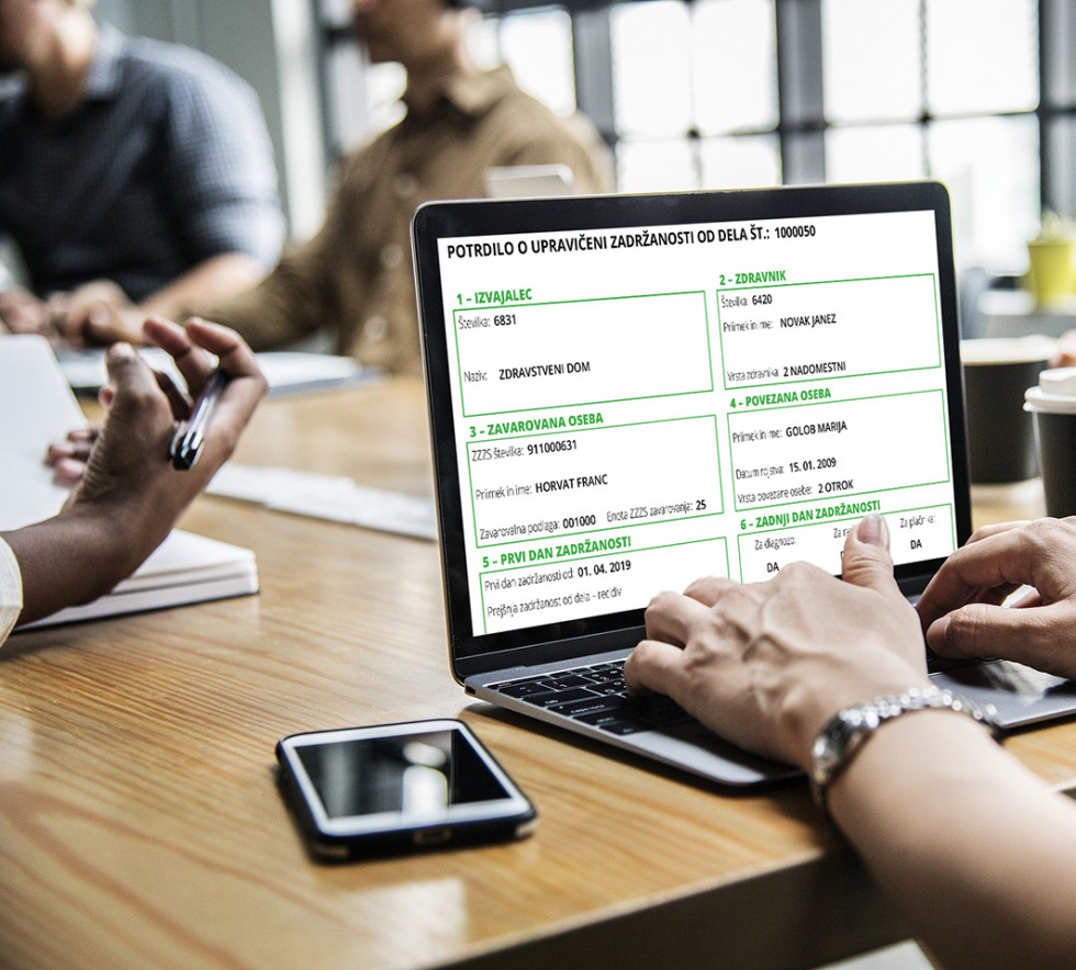 Oseba na prenosniku na portalu SPOT vnaša podatke v elektronski bolniški list
