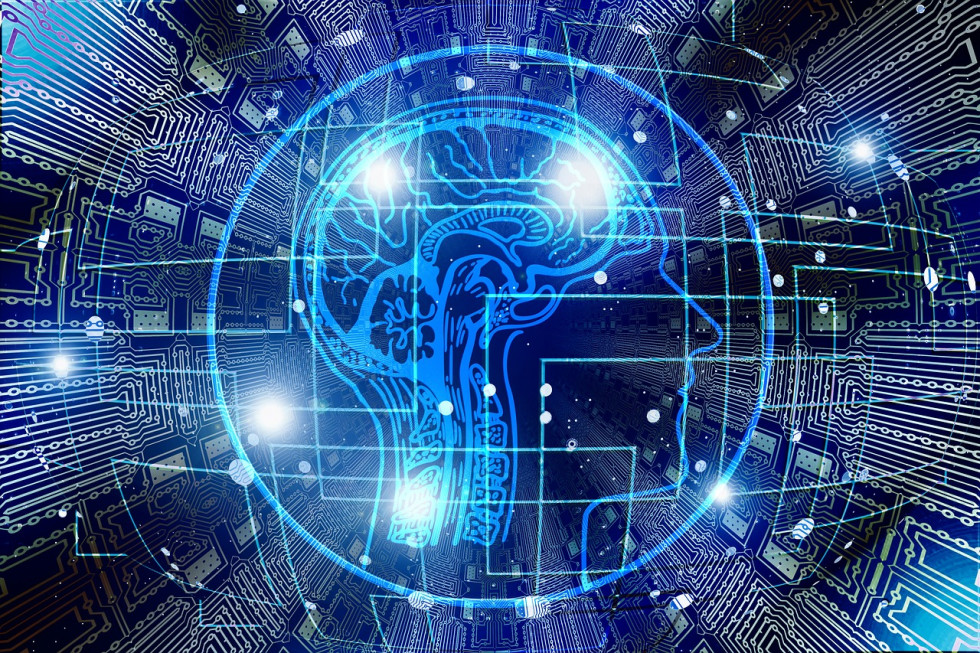 na modri podlagi grafika človeške glave in možganov ter digitalne niti in lučke, ki ponazarjajo umetno inteligenco