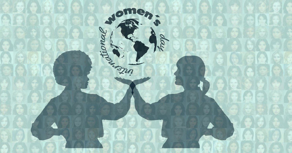 Simbolična fotografija: dve ženski imata dlan pod zemljo (globus), na fotografiji piše International woman's day