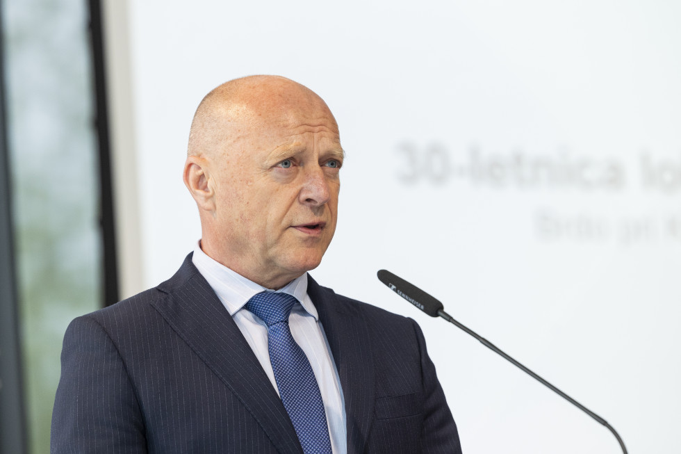 Minister govori v mikrofon