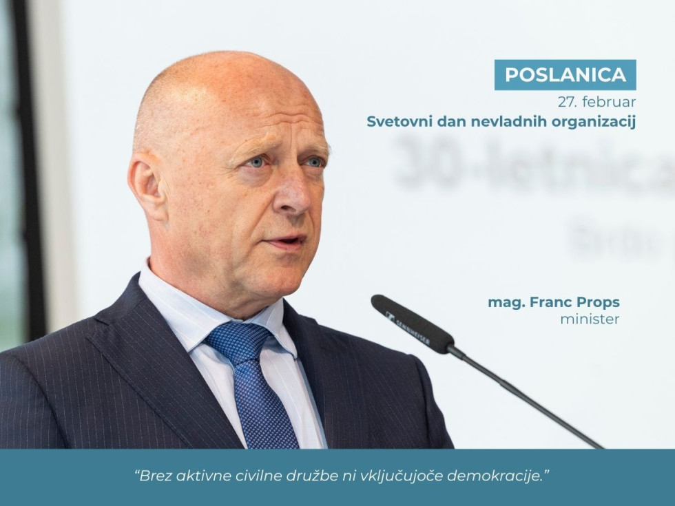 Minister mag. Franc Props stoji za govorniškim pultom in govori v mikrofon. Na desni strani slike je napis »Poslanica, 27. februar – Svetovni dan nevladnih organizacij« ter njegovo ime in funkcija. Spodaj je izpostavljen citat.