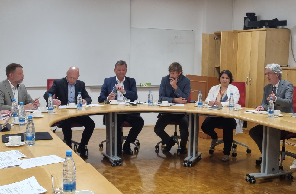 V sejni sobi za ovalno mizo sedijo predstavniki Ministrstva za javno upravo, Ministrstva za kohezijo in regionalni razvoj ter predstavniki vodstev vseh treh reprezentativnih združenj občin.