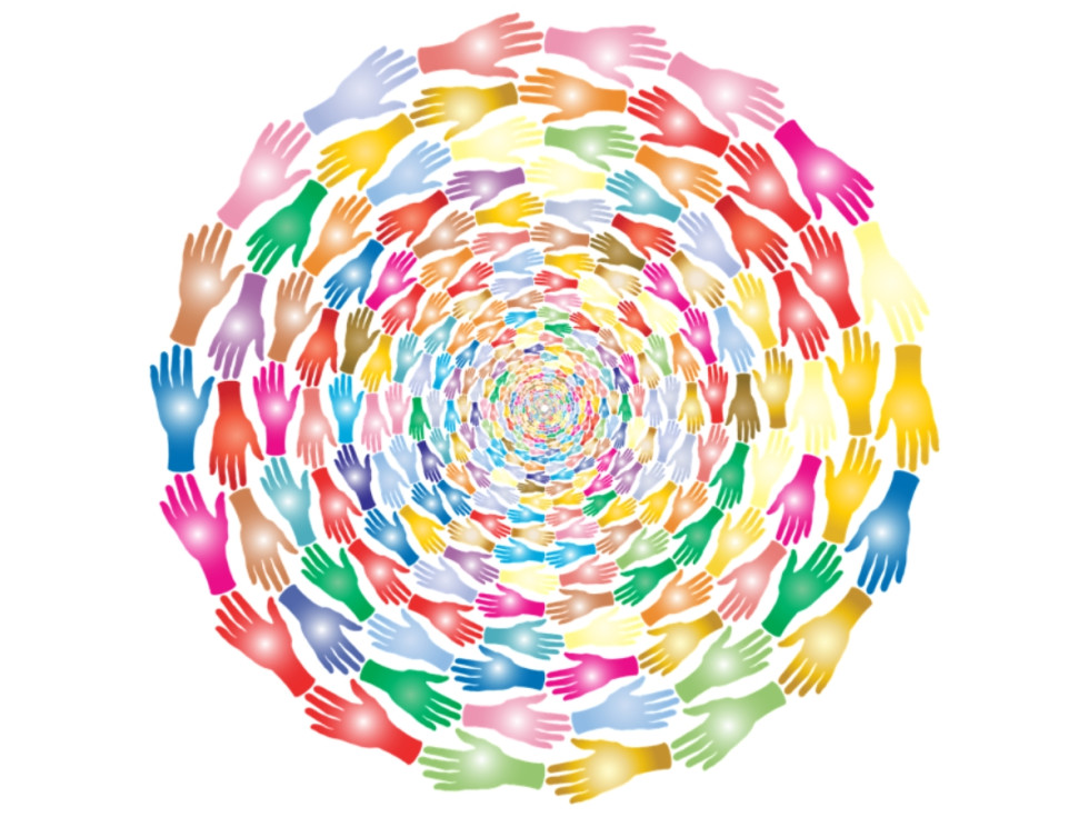 Barvna grafika številnih raznobarvnih dlani, razporejenih v krožni vzorec, ki se spiralno zožuje proti središču in simbolizira sodelovanje, skupnost ter raznolikost.