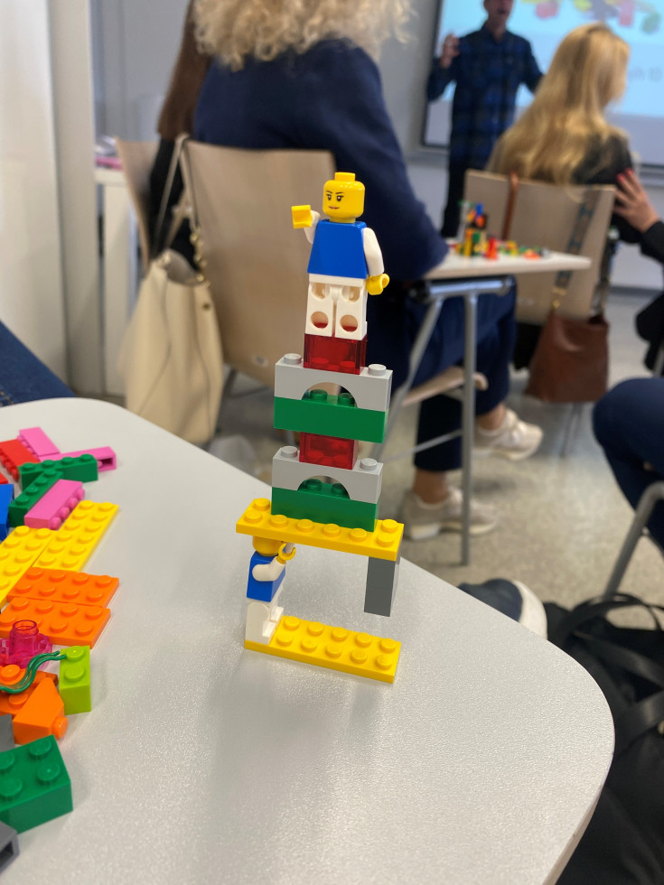 Lego - razmišljanje z rokami