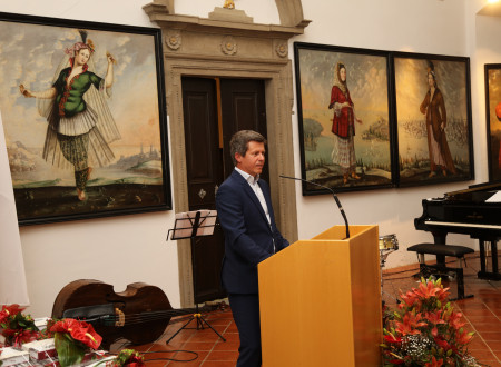 Državni sekretar Matevž Čelik Vidmar v nagovoru zbranim, v ozadju turkerije