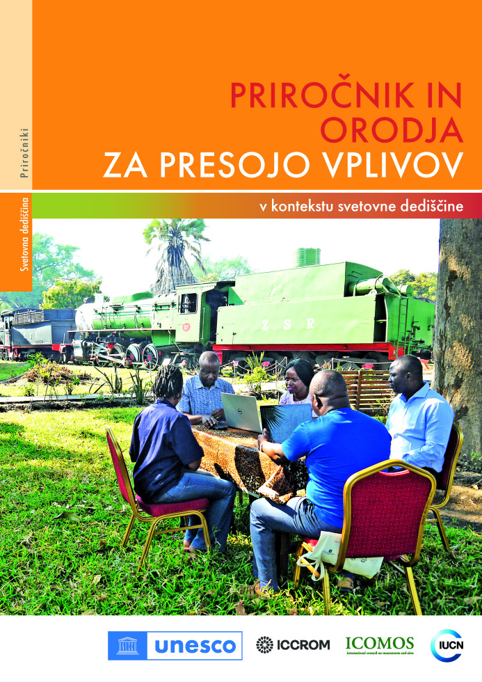 Naslovnica priročnika, pet temnopoltih oseb sedi za mizo in prenosnimi računalniki na travi in pod drevesom, za njimi zeleni starinski vlak, nad njimi na oranžnem traku napis Priročnik in orodja za presojo vplivov v kontekstu svetovne dediščine