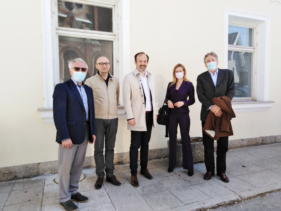 Pogled od spredaj na predstavnike ministrstva za kulturo in občine Šmartno pri Litiji, ko stojijo zunaj pred stavbo