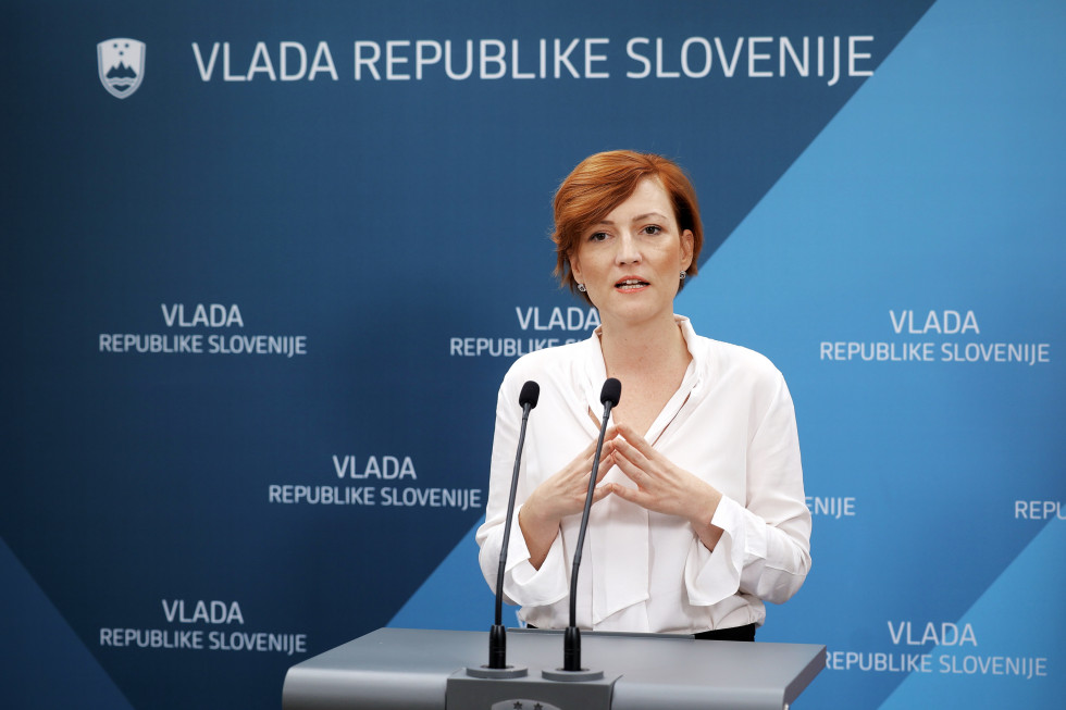 Ministrica dr. Asta Vrečko na izjavi za medije po seji vlade