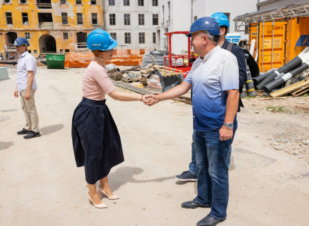 Ministrica dr. Asta Vrečko in dr. Bojan Cvelfar se rokujeta