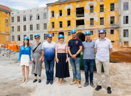 Ministrica dr. Asta Vrečko s sodelavci Ministrstva za kulturo in dr. Bojan Cvelfar pozirajo na gradbišču