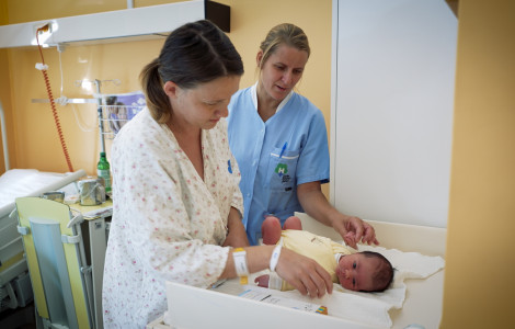 Babistvo nosilke Zbornica zdravstvene in babiske nege (Midwife with baby and mother)