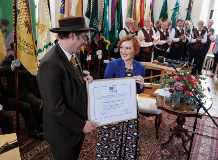 Minister Dr Asta Vrečko handed over the Charter to the President of the Slovenian Beekeepers' Association, Boštjan Noč
