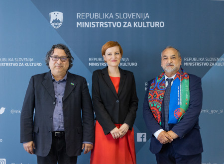 Predsednik Zveze Romov Slovenije Jožek Horvat Muc, ministrica za kulturo Asta Vrečko in predstavnik mariborskih Romov Fatmir Bećiri