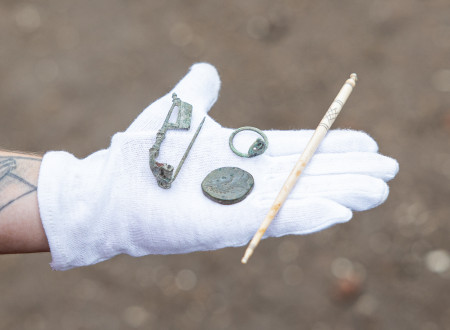 Zaponka za zapenjanje oblačil (fibula), bronast novec cesarja Marka Avrelija, bronast prstan in koščena lasnica ali preslica za tkanje tkanine