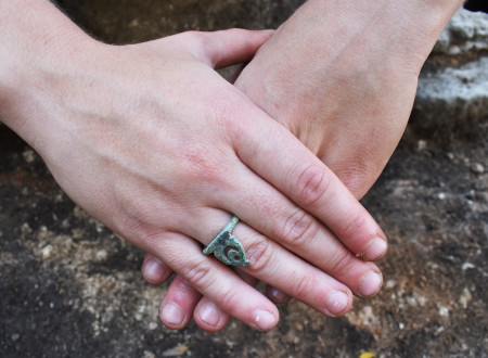Fotografija bronastega prstana