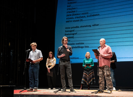 Igralci na odru: Timon Šturbej, Nina Ivanišin, Jure Henigman, Milena Zupančič, Boris Mihajl in Jurij Zrnec
