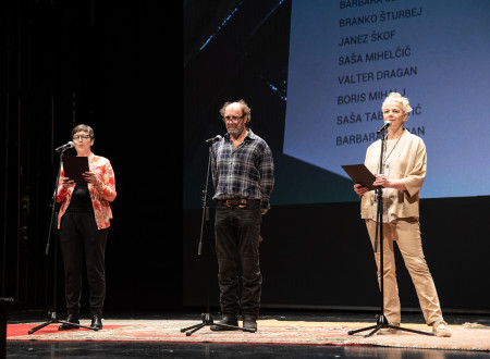 Igralci na odru: Maja Sever, Janez Škof in Barbara Cerar