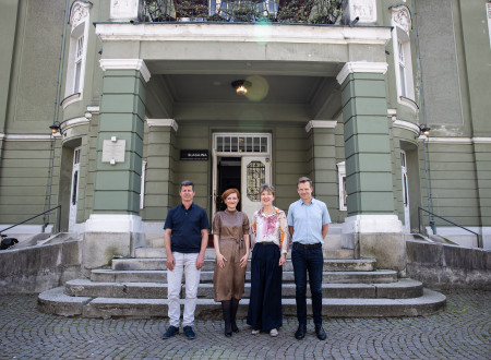 Skupinska fotografija pred stavbo SNG Drama Ljubljana: državni sekretar Matevž Vidmar Čelik, ministrica za kulturo dr. Asta Vrečko, ravnateljica SNG Drama Vesna Jurca Tadel in pomočnik ravnateljice Luka Nabergoj
