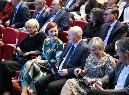 Ministrica dr. Asta Vrečko in predstojnik Inštituta za slovenski jezik Frana Ramovša ZRC SAZU dr. Kozma Ahačič sedita v prvi vrsti in se pogovarjata