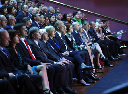 Gostje gala večera sedijo v prvi vrsti v Cankarjevem domu