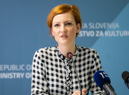 Ministrica dr. Asta Vrečko nagovarja slovenske novinarje 14. junija 2023