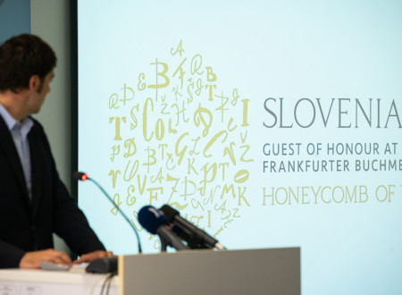 Arhitekt Jure Sadar nagovarja slovenske novinarje 14. junija 2023