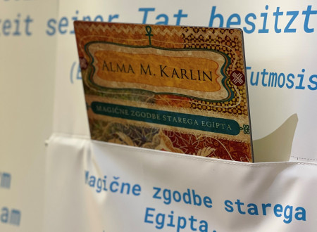 Utrinek iz razstave Alma Maksimilijana Karlin – pisateljica, napis na kartici se bere Magične zgodbe starega Egipta 