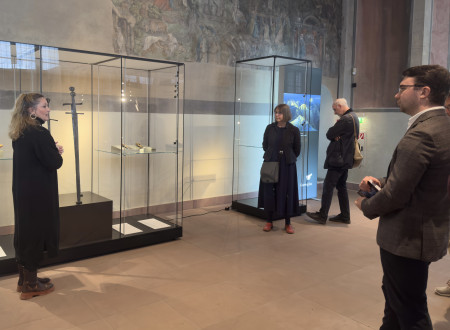 Gostje si pod vodstvom avtorice razstave Daše Pavlovič ogledujejo razstavljene predmete