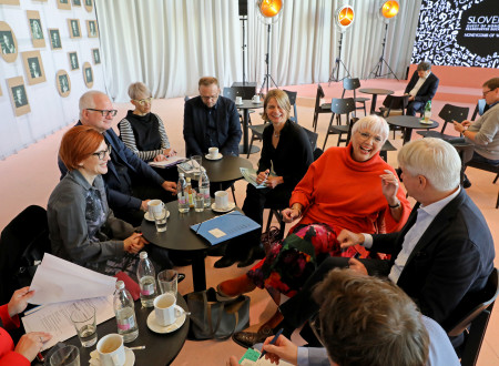 Ministrica dr. Asta Vrečko, nemška ministrica za kulturo in medije Claudia Roth in direktor Frankfurtskega knjižnega sejma Jürgen Boos na kavi v slovenskem paviljonu
