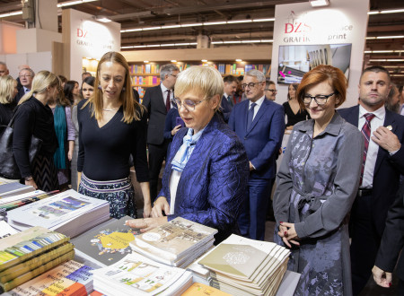 Ministrica dr. Asta Vrečko, predsednica republike dr. Nataša Pirc Musar in direktorica Javne agencije za knjigo Katja Stergar si ogledujejo slovenske stojnice na sejmu