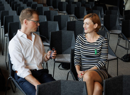 Ministrica dr. Asta Vrečko daje intervju novinarju časopisa Frankfurter Allgemeine Zeitung