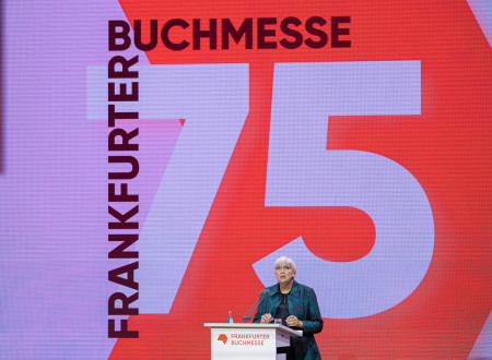 Nemška ministrica Claudia Roth na odprtju Frankfurtskega knjižnega sejma nagovarja goste