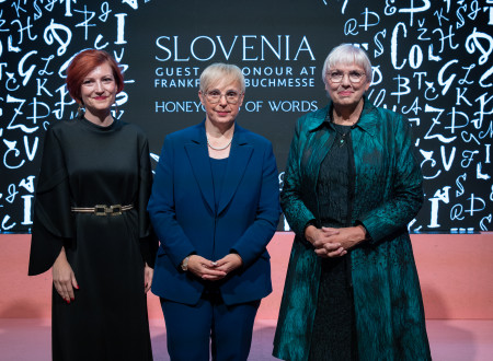 Ministrica dr. Asta Vrečko, predsednica republike dr. Nataša Pirc Musar in nemška ministrica za kulturo Claudia Roth na odprtju slovenskega paviljona pozirajo fotografom