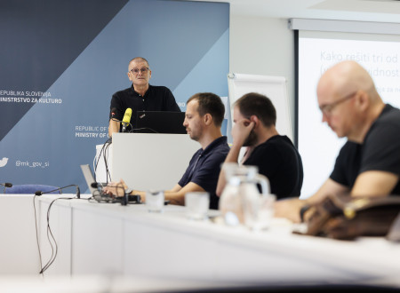 Kurator dr. Miha Kovač na tiskovni konferenci predstavlja program
