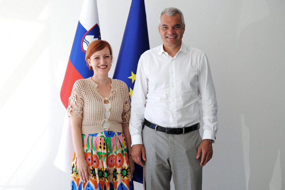 Ministrica in župan pozirata fotografom