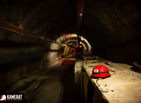 Podzemni jašek in rdeča čelada v ospredju