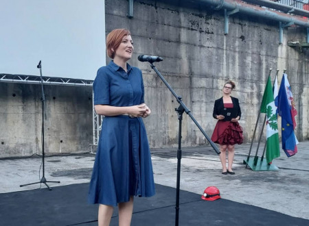 Ministrica dr. Asta Vrečko na odru nagovarja obiskovalce festivala