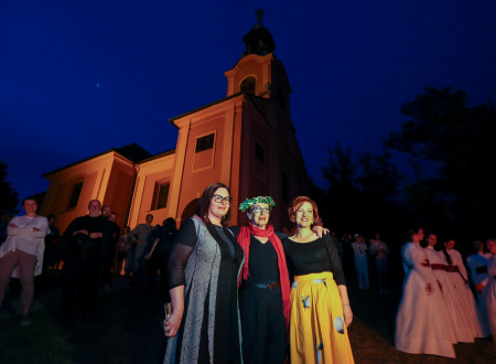 Direktorica medijske hiše Delo Nataša Luša, Jožica Avbelj in ministrica dr. Asta Vrečko pozirajo pred cerkvijo na Rožniku