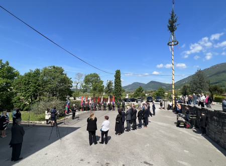 Zbrani poslušajo govor