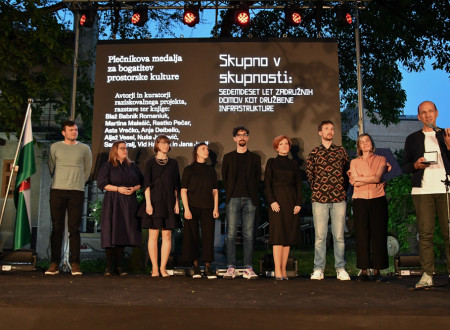 Skupinska fotografija nagrajencev: Blaž Babnik Romaniuk, Martina Malešič, Rastko Pečar, Asta Vrečko, Anja Delbello, Aljaž Vesel, Nuša Jurkovič, Samo Kralj, Vid Hajnšek in Jana Jocif