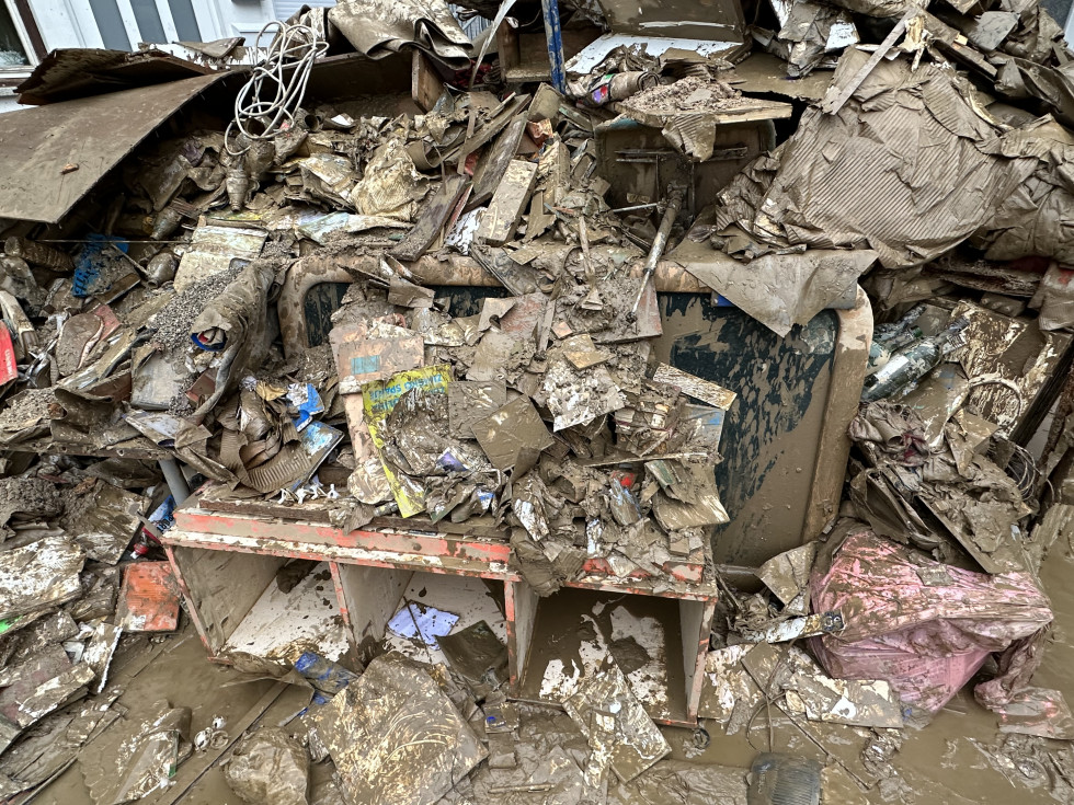 Od poplave uničeno knjižnično gradivo v enoti Knjižnice Domžale, Krajevni knjižnici Janeza Trdine v Mengšu