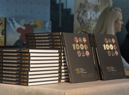 Knjige Prvih 100 zložene na kup